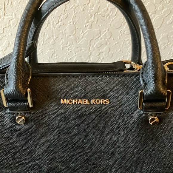 Michael Kors: Black Sheila Medium Faux Saffiano Leather Satchel- Gold Tone - Picture 3 of 15